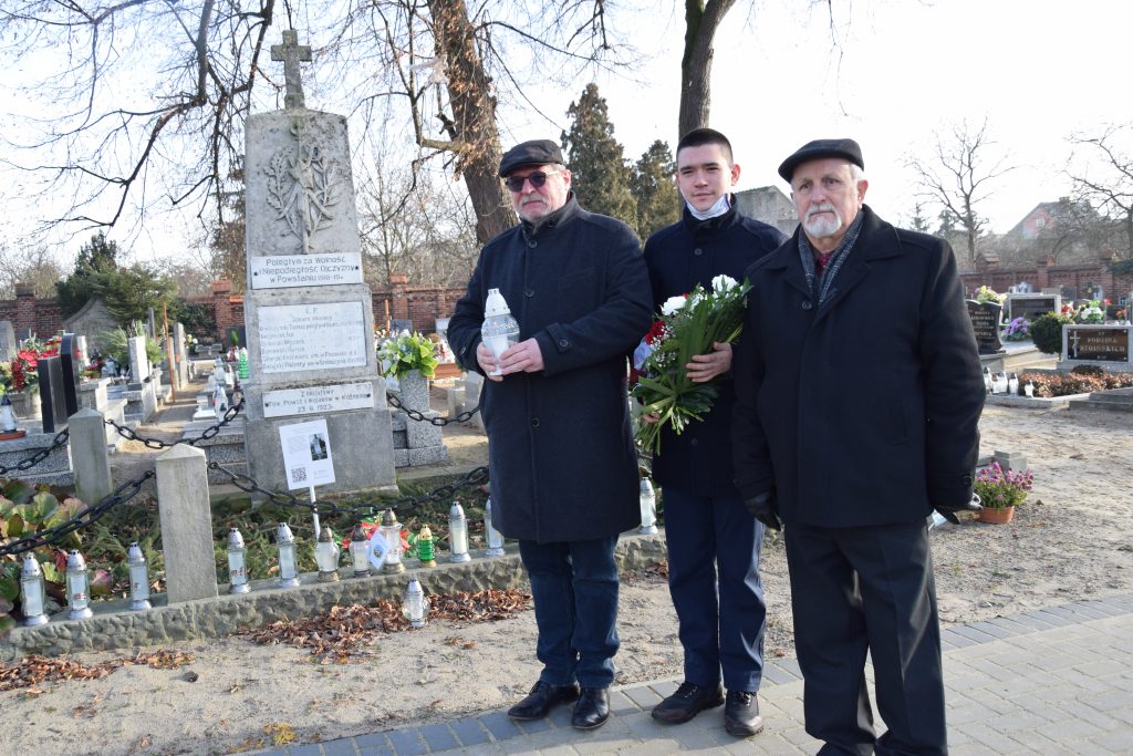 Członkowie TMKW z kwiatami i zniczem przy grobie Powstańców Wlkp. 