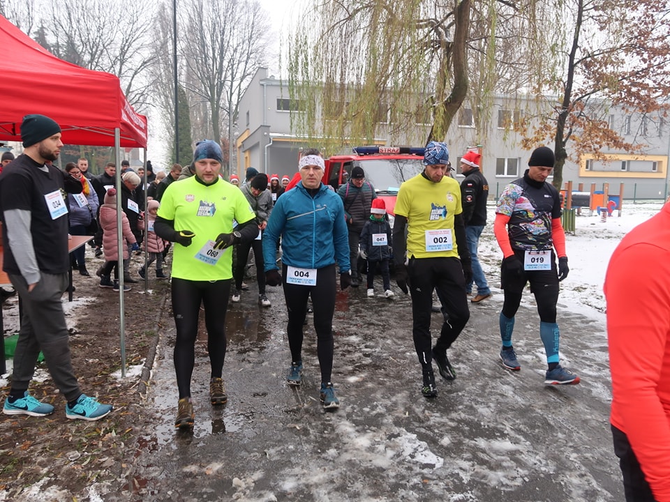 Fotografia uczestników biegu "Pomaganie przez bieganie"