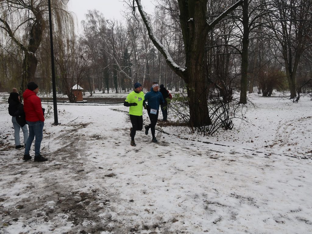 Fotografia uczestników biegu "Pomaganie przez bieganie"