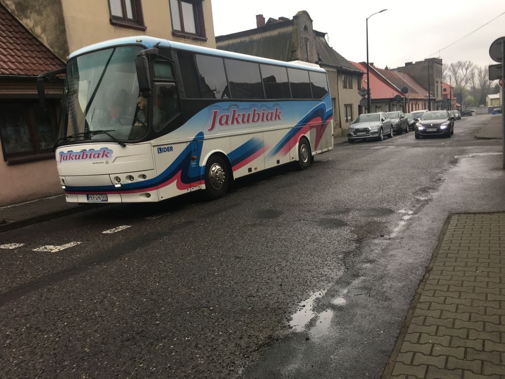 Autobus stoi przy ulicy w mieście.