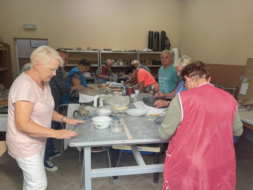 Seniorzy podczas warsztatów w ramach projektu Aktywny Senior