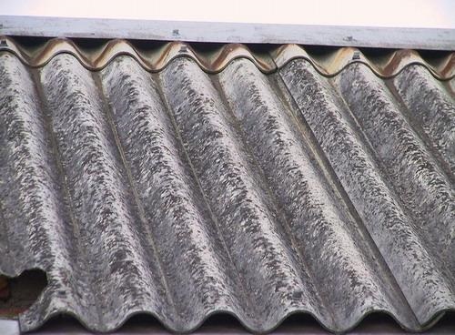 fragment dachu z azbestu