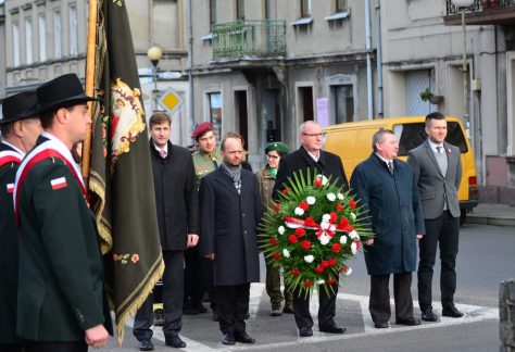 Kwiaty pod Pomnikiem Wolności w 97.rocznicę wybuchu Powstania Wielkopolskiego