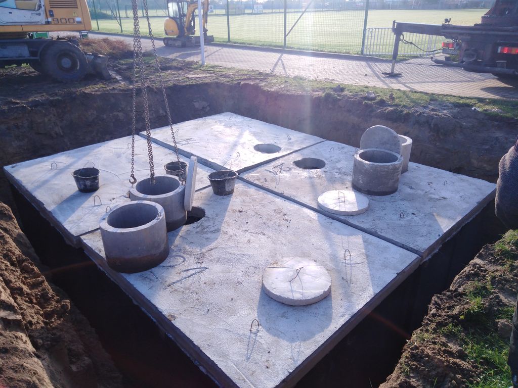 Betonowe płyty i zbiorniki wkopane w ziemię.