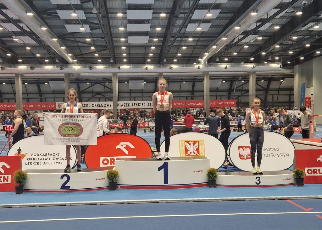Zawodniczki stoją na podium,