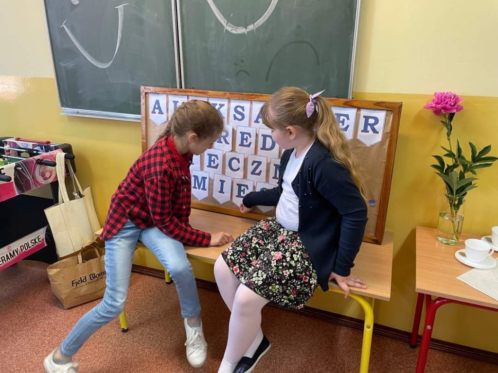 Dwie dziewczynki siedzą na ławce.