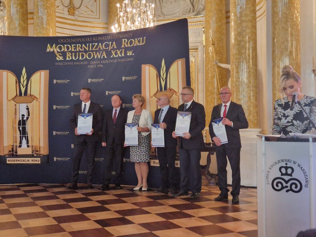 Gala wręczenia tytułów finalista roku. Finaliści prezentują dyplomy.